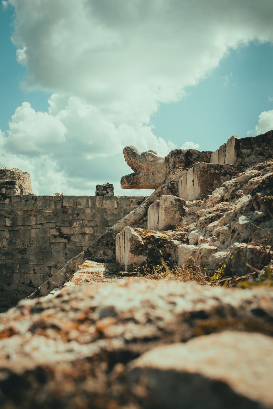Guía de viajes explorando ruinas arqueológicas