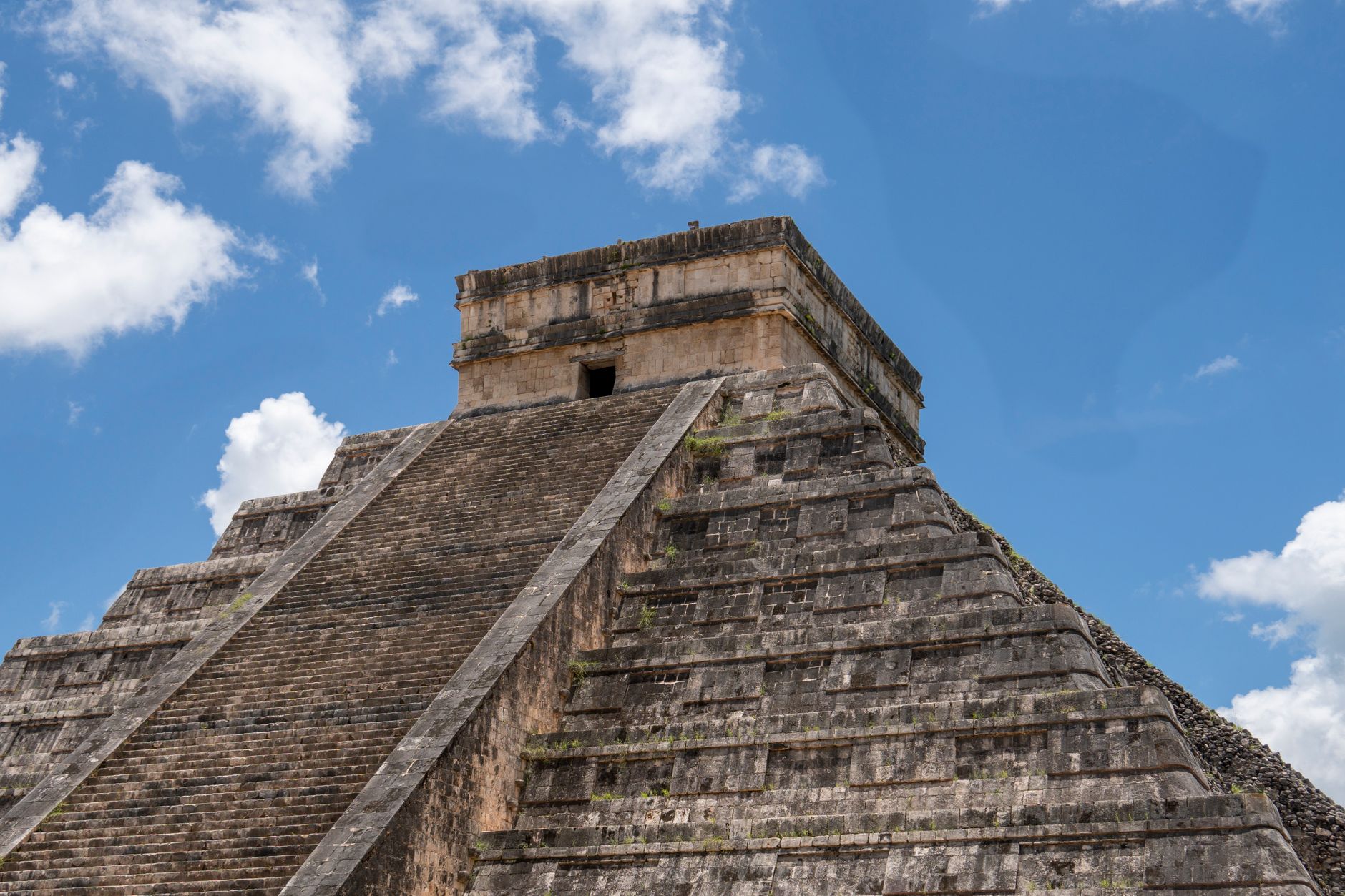 Templo maya de Chichén Itzá bajo el sol